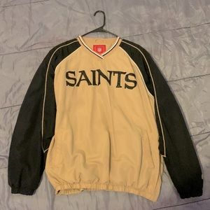 Im selling a SAINTS jackets in color black and gold. Size large in men.